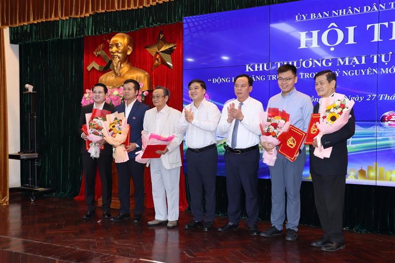 Hinh ra mat To tu van kinh te xa hoi tinh_800_10072025151046.jpg